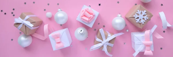 Fondo de Navidad con decoraciones y cajas de regalo sobre fondo rosa — Foto de Stock