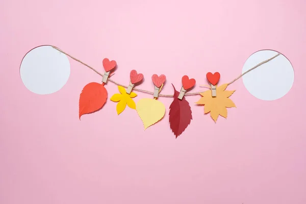 Hojas de otoño cortadas de papel colgando de pinzas de ropa — Foto de Stock