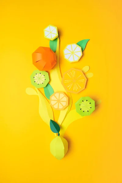 Экзотические фрукты из бумаги на желтом фоне — стоковое фото