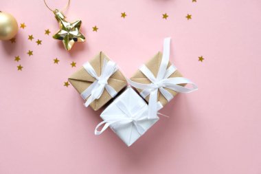 Pembe arka plan üzerinde süslemeleri ve hediye kutuları ile Noel arka plan