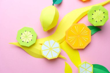 Kağıttan meyveler. Pembe arka plan. Tropik bölgeler.