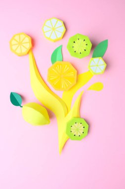 Kağıttan meyveler. Pembe arka plan. Tropik bölgeler.