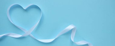 Kalp şeklinde beyaz kurdele.