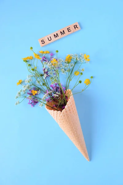 Boeket Wilde Bloemen Een Wafelkegel Zomer Concept Plat Gelegd Hallo — Stockfoto