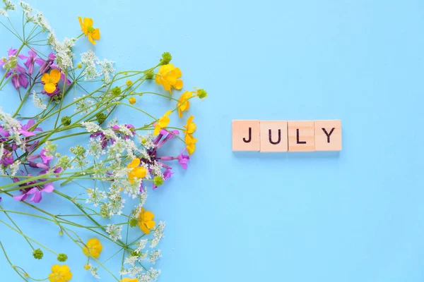 Boeket Wilde Bloemen Blauwe Achtergrond Hallo Jules Opschrift Van Houten — Stockfoto