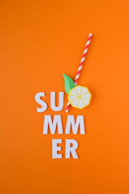 Kalın turuncu arka planda kağıttan yapılmış egzotik meyveler. Yaz kavramı. Kokteyl simgesi