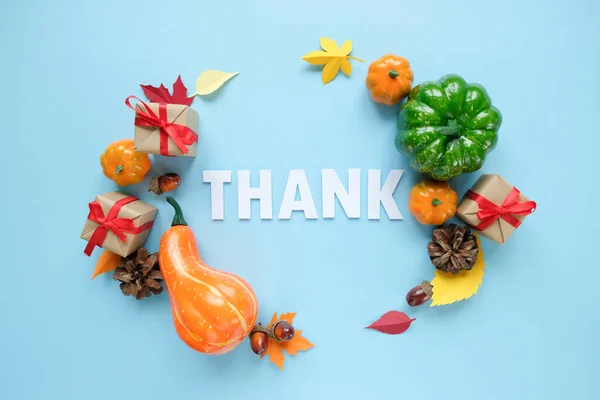 Erntedankfest Schriftzug Danke Mit Herbstlichen Elementen Auf Blauem Hintergrund Danksagungskonzept — Stockfoto