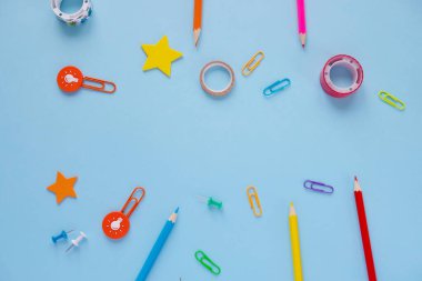 Kırtasiye malzemeleri renkli yazma araçları aksesuarlar kalemler, renkli kağıtlar. Okula dönelim. Ofis ürünleri sağlar