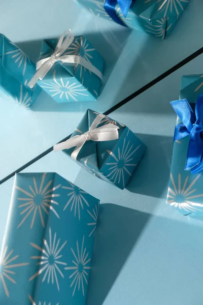 Modré a stříbrné vánoční ozdoby na jasném prázdninovém pozadí s prostorem pro text. — Stock fotografie