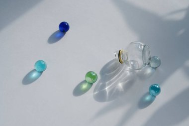 Modern gölgeli ve geometrik formlu soyut beyaz kağıt arkaplan