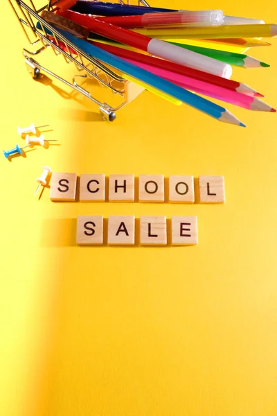 Πώληση Σχολείο Μοντέρνα Σκιά Και Διαφορετικές Προμήθειες Κίτρινο Φόντο Lettering — Φωτογραφία Αρχείου