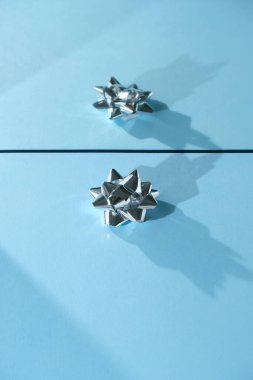 Parlak tatil arka planında mavi ve gümüş Xmas süsleri ve metin için yer var. Mutlu noeller. Modern yansıma