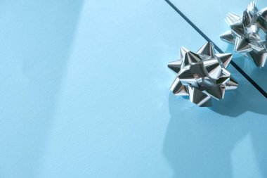 Parlak tatil arka planında mavi ve gümüş Xmas süsleri ve metin için yer var. Mutlu noeller. Modern yansıma