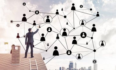 Delikanlı çatıda dikiliyor ve bağlantı hatları çiziyor. Karışık ortam