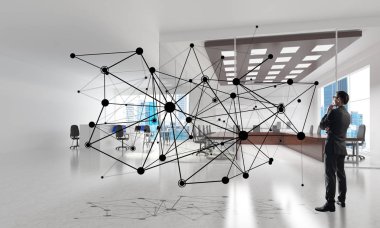 Modern ofis içi ve sosyal bağlantı kavramındaki zarif iş adamı. Karışık ortam