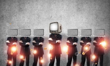İşadamları başlarını silah tutmak yerine dizüstü bilgisayarlar ile takım elbiseli gri duvara boş odada eski Tv ile bir satır ve bir başında dururken arka plan üzerinde çarpı işareti.