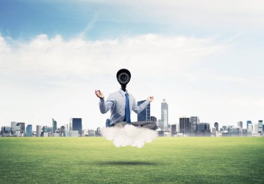 Zarif iş adamı kafa yerine bulutların ve kameraların üzerinde yüzüyor.