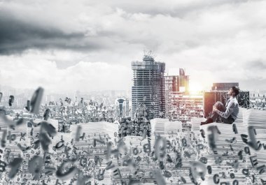 Düşünceli işadamı uzakta harfleri cityscape ve güneş ışığı ile arka plan üzerinde uçan arasında otururken arıyorum. Karışık teknik.