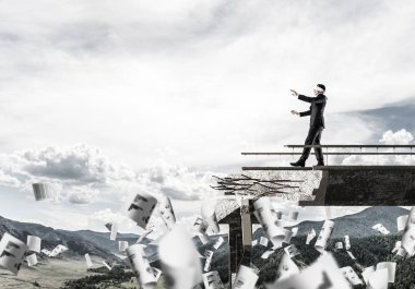 Kağıtları kocaman bir boşluk ile beton köprü üzerinde gizli tehditler ve riskler sembolü olarak uçan arasında blindfolded yürüyüş iş adamı. Hava ve doğa arka planda görüntüleyin. 3D render.