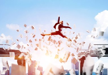 Kağıt belgeleri beton köprü zorluklar üstesinden sembolü olarak uçan ile gap üstünden atlayarak bir iş kadını. Clear gökyüzü arka plan üzerinde güneş ışığı ile. 3D render.