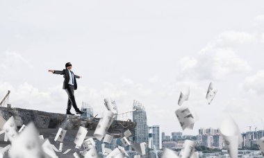 Belgeler üzerinde kocaman bir boşluk ile beton köprü gizli tehditler ve riskler sembolü olarak uçan arasında blindfolded yürüyüş iş adamı. Cityscape görünümü arka plan üzerinde. 3D render.