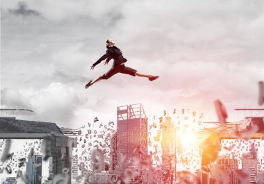 İş kadını beton köprü harflerle zorlukların üstesinden sembolü olarak uçan ile gap üstünden atlayarak. Cityscape ve arka plan üzerinde güneş ışığı. 3D render.