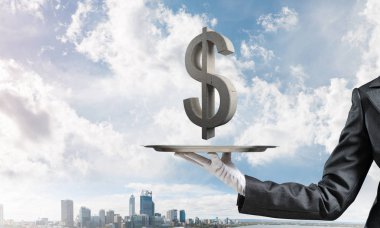 Doları sembol taş zemin üzerine cityscape manzaralı metal tepside sunulması eldiven elinde garsonun kırpılmış görüntü. 3D render.