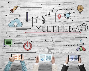 Ellerinde cihazlar bulunan üç kişilik bir grup iletişim ve ağ oluşturma sembolü olarak birlikte çalışıyor.