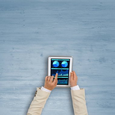 Diyagramlar ve grafikler ekran ile tablet pc kullanarak işkadını el Üstten Görünüm