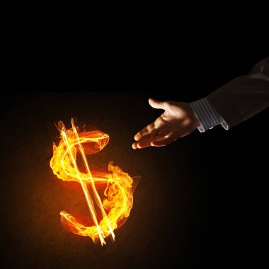 Yangın parlayan dolar işareti işaret eden işadamı el kapatın