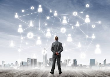 Modern şehir manzarası ve bağlantı konseptine bakan işadamlarının arka planı