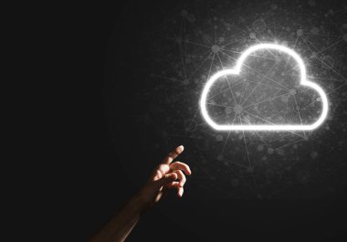 Parlak bulut bilgisayar kavramı gösteren erkek ele