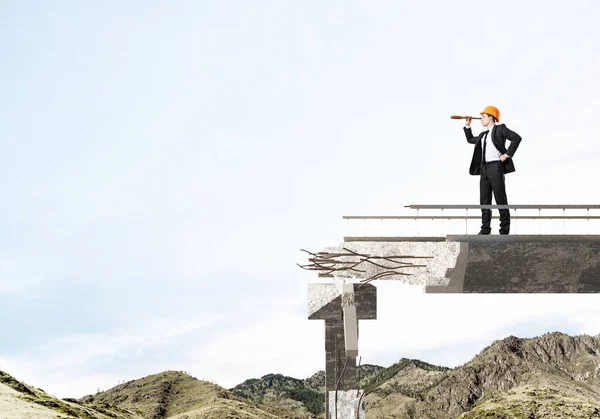 Young Ingenieur Pak Helm Zoek Spyglass Terwijl Staande Gebroken Brug — Stockfoto