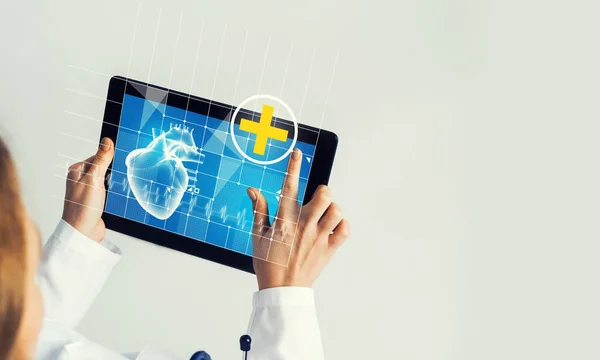 Tablet Apparaat Met Medicijn Interface Scherm Handen Van Arts — Stockfoto
