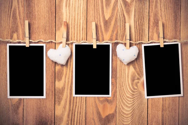 Instant Foto Frame Liefde Harten Vastgemaakt Aan Een Touw Houten — Stockfoto