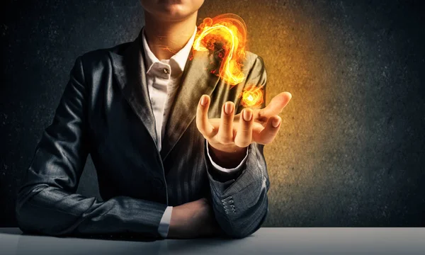 Beskuren Bild Affärsman Kostym Presentera Flammande Frågetecken Handen Med Mörk — Stockfoto