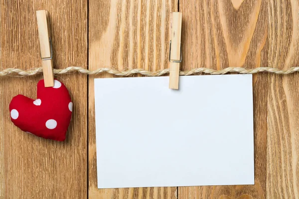 Blanco Vel Papier Hand Gemaakt Hart Vastgemaakt Aan Een Touw — Stockfoto