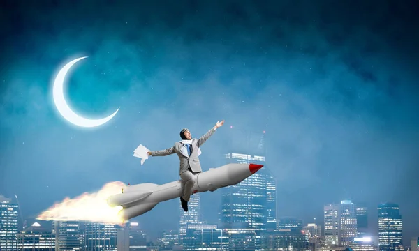 Konceptuell Bild Ung Affärsman Kostym Som Flyger Raket Med Natt — Stockfoto