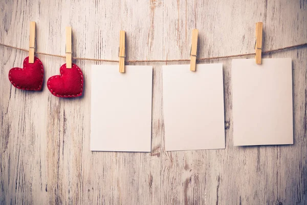 Blanco Vellen Papier Vastgemaakt Aan Een Touw Houten Achtergrond — Stockfoto