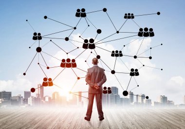 Modern şehir manzarası ve bağlantı konseptine bakan işadamlarının arka planı