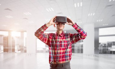 Sanal gerçeklik kulaklık veya 3d gözlük odasında oyun oynama ile genç adam