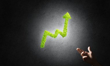 İşadamı el ve yeşil büyüyen grafik ilerleme ve gelir sembolü olarak kapatın