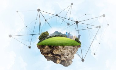 Gökyüzünde yükselen çimen ve şehir manzaralı güzel küçük bir ada.