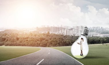 Ampul asfalt yolda içinde hapsolmuş genç iş kadını