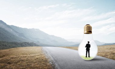 Kırsal yolda ampulün içinde mahsur kalmış genç iş adamı.