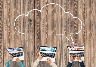 Ellerinde cihazlar bulunan bir grup insan, iletişim ve ağın sembolü olarak birlikte çalışıyor.