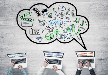 Ellerinde cihazlar bulunan bir grup insan, iletişim ve ağın sembolü olarak birlikte çalışıyor.