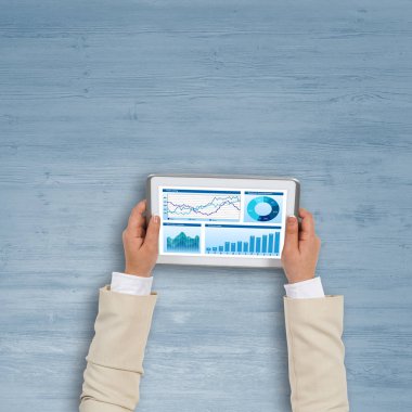 Diyagramlar ve grafikler ekran ile tablet pc kullanarak işkadını el Üstten Görünüm