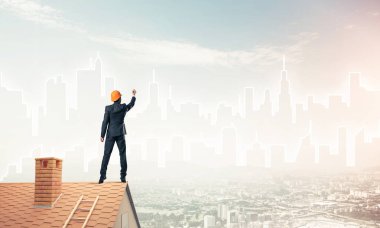 Mühendis, evinin çatısına geri döndü ve şehri çiziyor. Karışık ortam