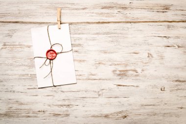 Ahşap zeminde ipte asılı zarf